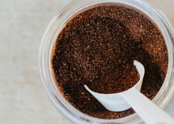 Koffie in de tuin? Jep! Hier zijn 17 planten die goed groeien op je gebruikte koffiedik.