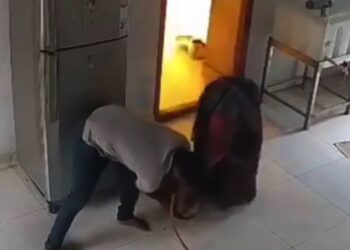 Video: Stel wordt overvallen door mega explosie in de keuken door gaslek