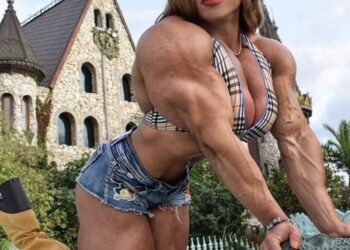 De meest gespierde vrouw ter wereld, deelt oude foto en reacties stromen binnen.