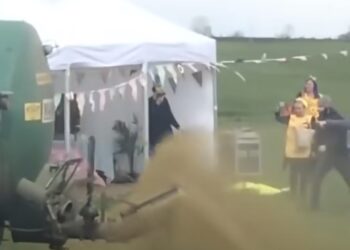 Boer neemt wraak op klimaatactivisten: spuit ze helemaal onder de poep