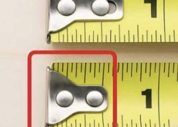 Auto filmt met zijn dashboardcamera een wel heel bijzonder object midden op de snelweg