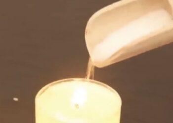 Strooi een beetje zout in een waxinelichtje. Kijk naar wat er dan gebeurt!