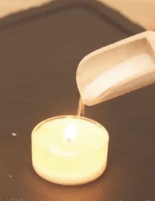 Strooi een beetje zout in een waxinelichtje. Kijk naar wat er dan gebeurt!