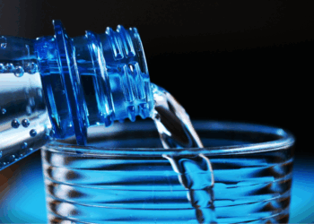 Wetenschappers waarschuwen iedereen die flessenwater drinkt: “Veel schadelijker dan gedacht”