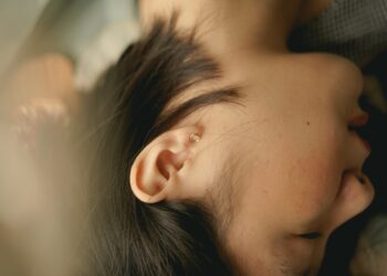 Arts waarschuwt: Als je oorsmeer er zo uitziet, bel dan direct de dokter