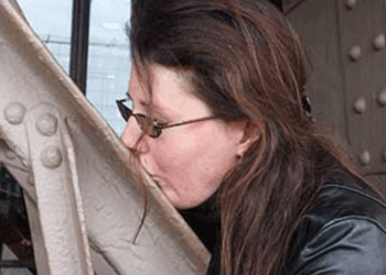 Erika (54) trouwde met de Eiffeltoren: “Nog nooit voelde ik zo’n sterke aantrekkingskracht”