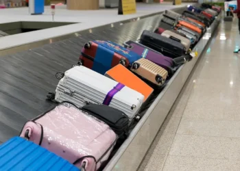 Dit is dus waarom je geen bagageriem om je koffer moet doen