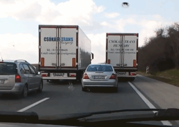 Mercedes wil ‘even snel inhalen’ over de vluchtstrook maar daar dachten deze vrachtwagenchauffeurs heel anders over..