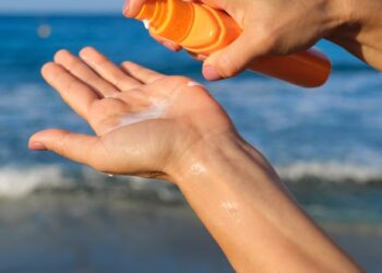 Is zonnebrandcreme nou écht zo gevaarlijk voor je gezondheid? Dit zeggen deskundigen