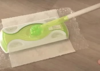 Vanaf nu wil je alleen nog maar je vloer dweilen met noppenfolie! (en dit is de geweldige reden waarom)