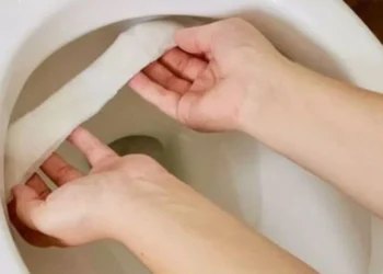 Aha! Zo kom je dus gemakkelijk van die vieze bruine aanslag onder de toiletrand af