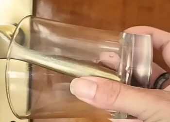 Waarom toeristen een glas aan de deurklink hangen: dit is de onderliggende functie..