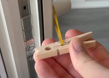 Deze geweldige deurtruc met een wasknijper moet je gezien hebben..