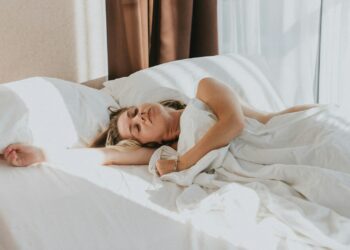 Let op! Dit is waarom je vaak tot 2 uur ‘s nachts nog op je telefoon zit