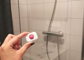 Wauw! Zo maak je de hele badkamer schoon met één vaatwastablet