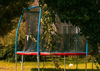 “Mijn buren weigeren om de trampoline uit hun tuin te halen, omdat ik er overlast van heb”