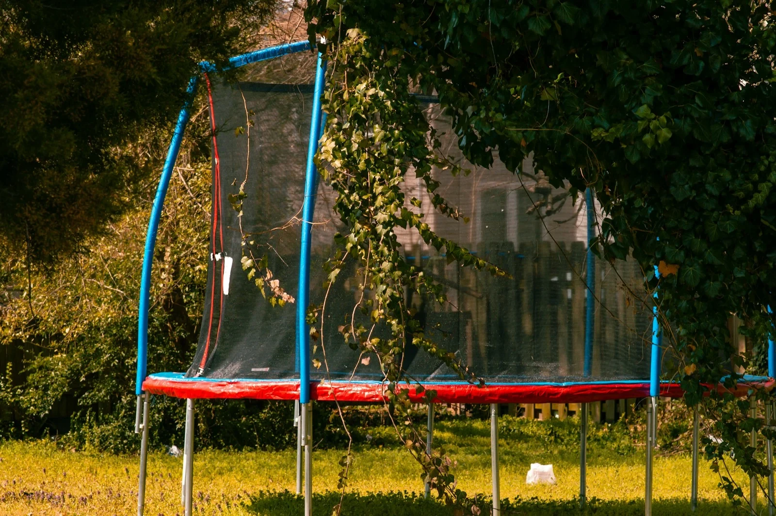“Mijn buren weigeren om de trampoline uit hun tuin te halen, omdat ik er overlast van heb”