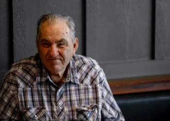 Gebroken Robert (81): “ik ben ineens oud & saai voor mijn kleinkinderen, ze komen nooit langs”