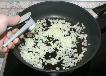 Wanneer gooi jij de knoflook in de pan? ZO moet het, iedereen doet het verkeerd!