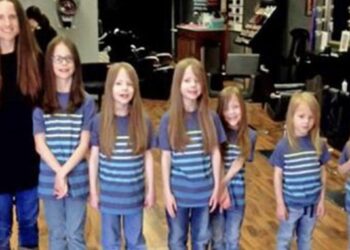 VIDEO: 6 zonen worden gepest vanwege lange haar, maar dan knipt moeder alles af en snapt iedereen waarom