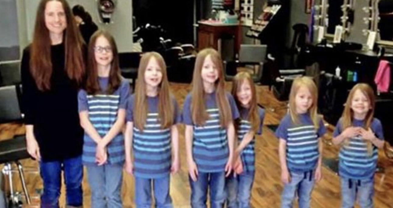 VIDEO: 6 zonen worden gepest vanwege lange haar, maar dan knipt moeder alles af en snapt iedereen waarom