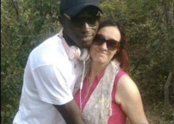 Moeder Heidi vindt liefde bij toyboy uit Gambia en doet iets huiveringwekkends met haar gezin (VIDEO)