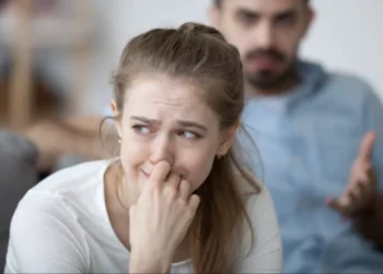 Twee dagen na mijn bevalling beveelt mijn man me om weer te werken in het huis