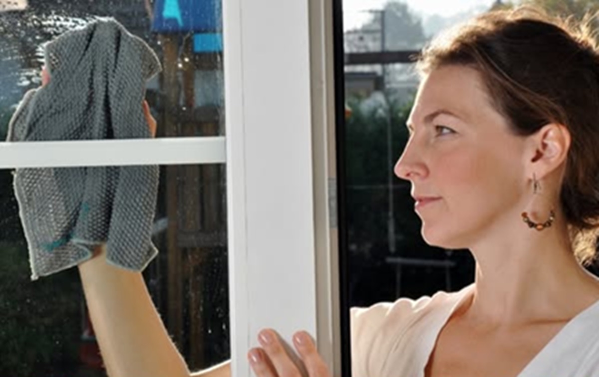 Sarah (37) mag haar ramen niet op zondag wassen van de buurman: “Zondag is een rustdag”