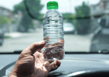 Nooit meer doen! Híerom wil je in de auto niet uit een plastic flesje water drinken