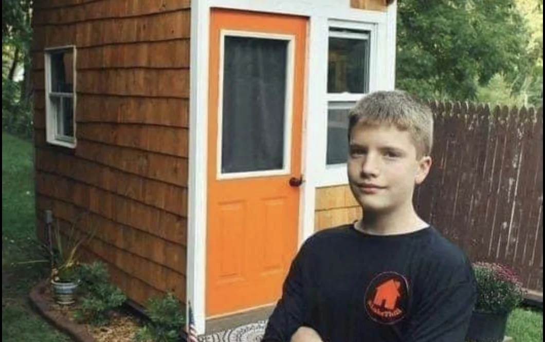 Deze13-jarige bouwt piepklein huis van 1500 euro in achtertuin van gezin
