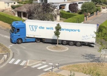 Een klein boompje op de rotonde kan deze vrachtwagenchauffeur veel hoofdpijn bezorgen