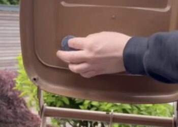 Hij plakte wat viltjes aan de binnenkant van de vuilnisbak, nu doet iedereen het!