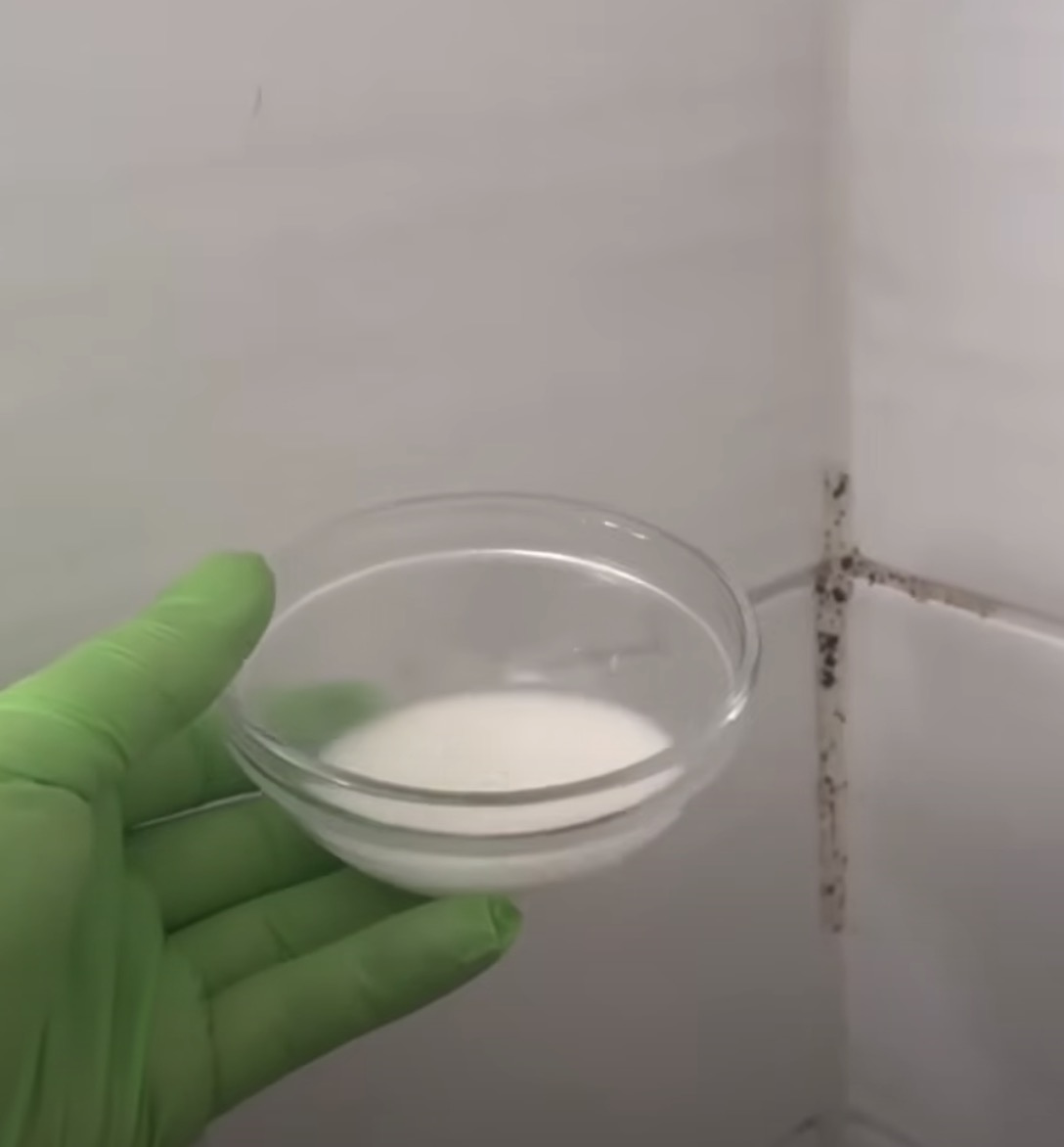 Schimmel op de kitrand in de douche? Met deze aanpak is dat binnen enkele minuten verdwenen.