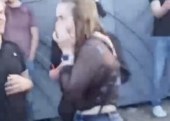 VIDEO: Deze meid gaat waarschijnlijk nooit meer naar het toilet op een festival