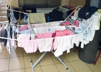 Deze geweldige truc om kleren in de winter te drogen zonder droger of kachel werkt echt!