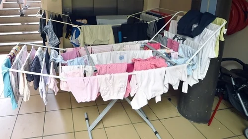 Deze geweldige truc om kleren in de winter te drogen zonder droger of kachel werkt echt!