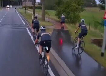 Video: Vrachtwagenchauffeur is helemaal klaar met brutale amateurwielrenners