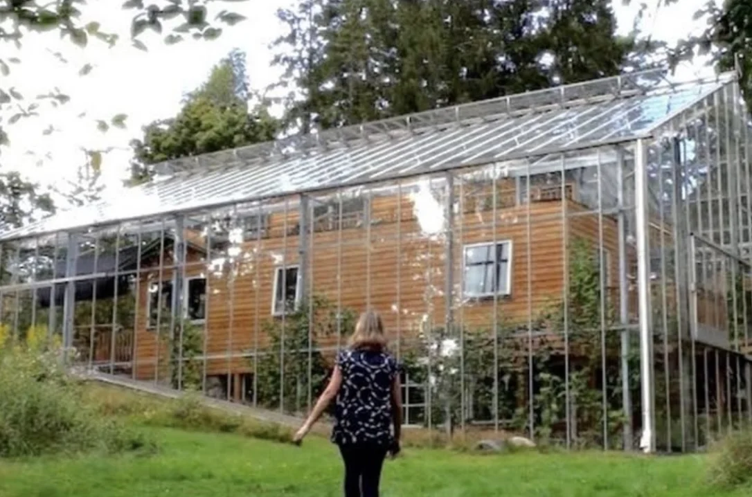 Geweldig! Zweeds echtpaar bouwt serre om huis en bespaart op energiekosten