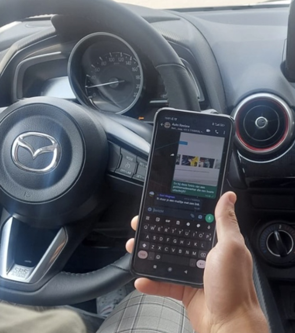 OPGELET: In deze landen kun je je rijbewijs inleveren wanneer je op je telefoon zit in de auto!