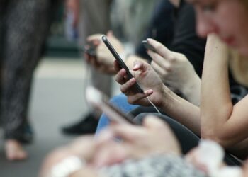 Heb je het idee dat je telefoon meeluistert? Zo zet je dat ECHT uit!