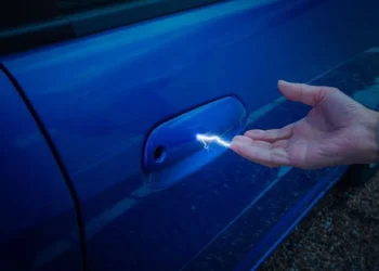 Heb jij ook weer vaker last van statische schokken? Dankzij déze tips voorkom je statische kleding!