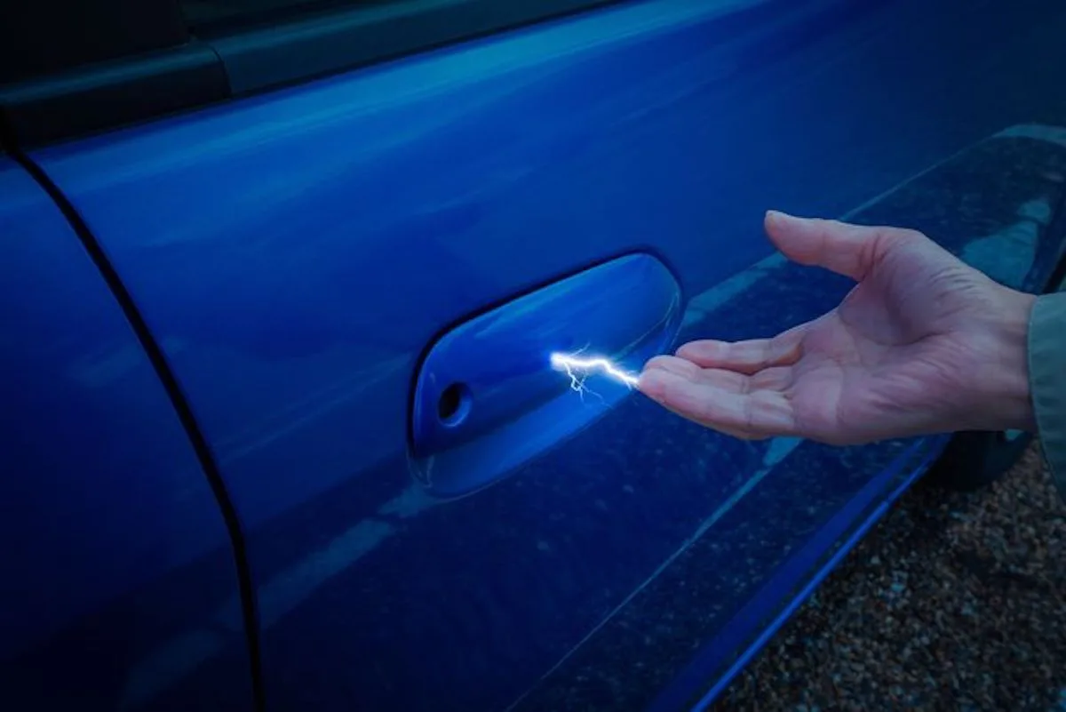 Heb jij ook weer vaker last van statische schokken? Dankzij déze tips voorkom je statische kleding!