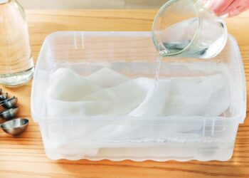 Gooi dit bij de witte was en je kleding wordt witter dan ooit, ZONDER bleek te gebruiken (supertip)