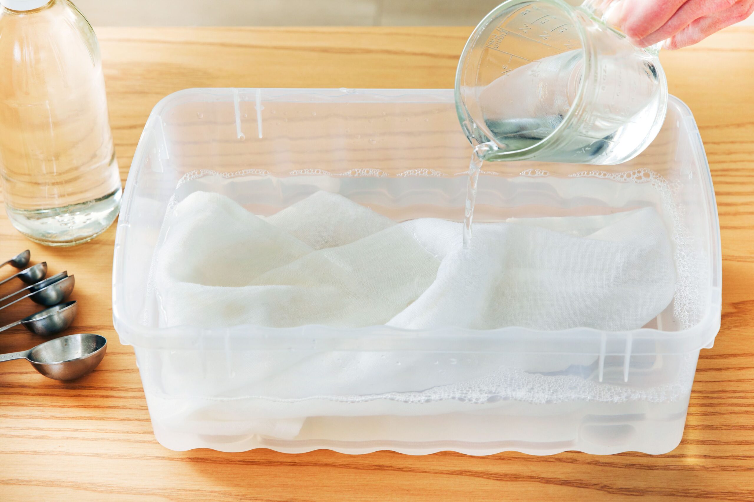 Gooi dit bij de witte was en je kleding wordt witter dan ooit, ZONDER bleek te gebruiken (supertip)