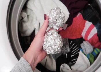 SUPERTIP: Doe een bolletje aluminiumfolie in je droogtrommel en kijk wat er gebeurt!