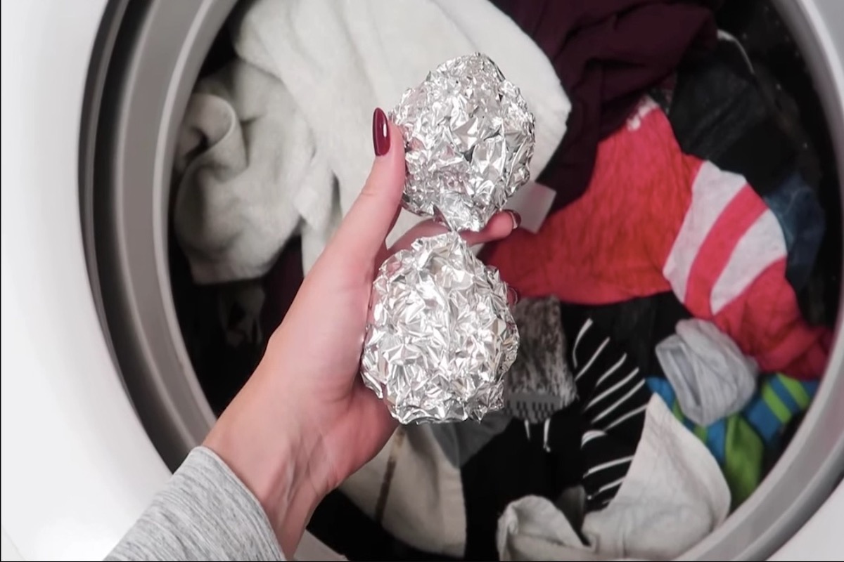 SUPERTIP: Doe een bolletje aluminiumfolie in je droogtrommel en kijk wat er gebeurt!