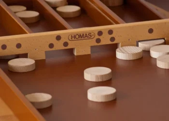 Sjoelbak glad maken: Hoe oma vroeger het deed zodat je urenlang kan spelen!