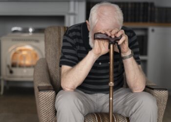 Let op: deze gewoontes vergroten de kans op eenzaamheid als je ouder wordt…