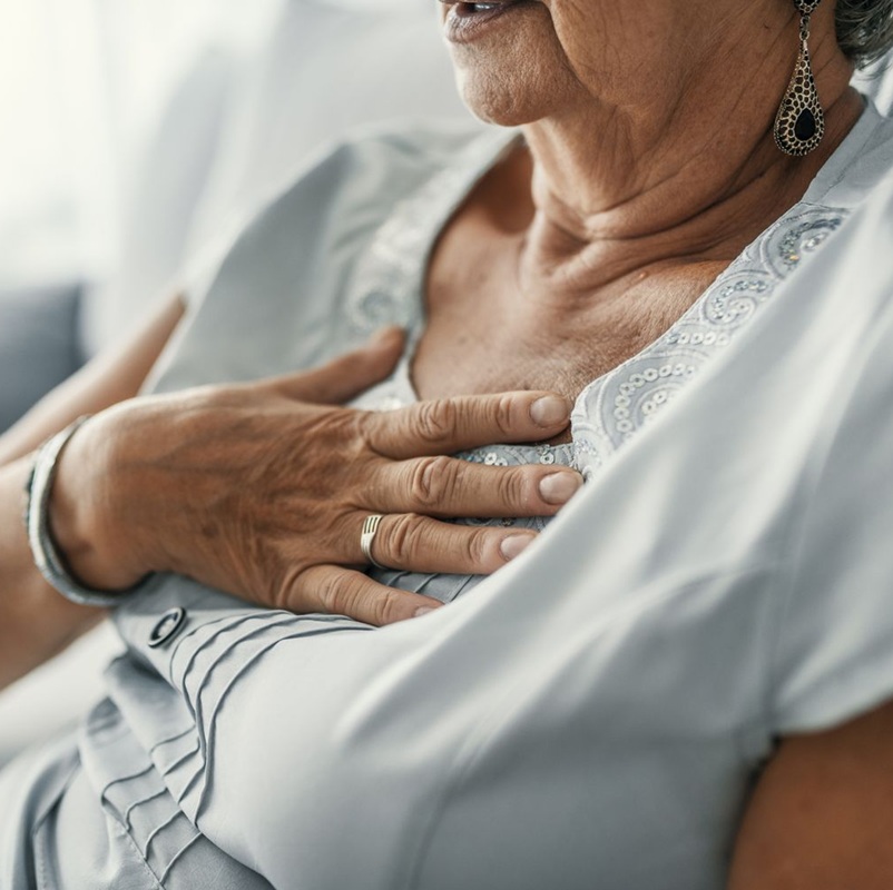 Plotselinge pijn op je borst: zo herken je het verschil tussen maagzuur en een hartaanval