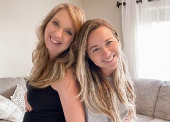 Julie (51) is 35 weken zwanger van haar kleinkind: ‘Je doet alles voor je kind’